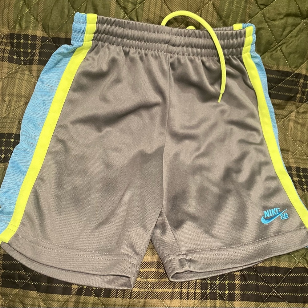Boy’s Nike SB shorts size 6